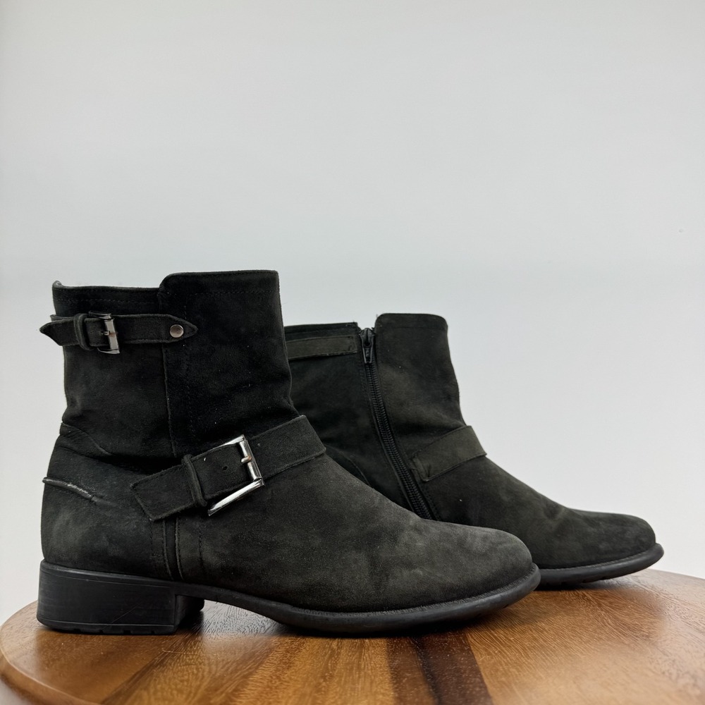 Womens Clarks Black Suede Comfort Casual Heeled Buckle Ankle Bootie Size 9 M GUC